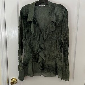 2X crinkle blouse with 3-D embroidery fabric rosettes